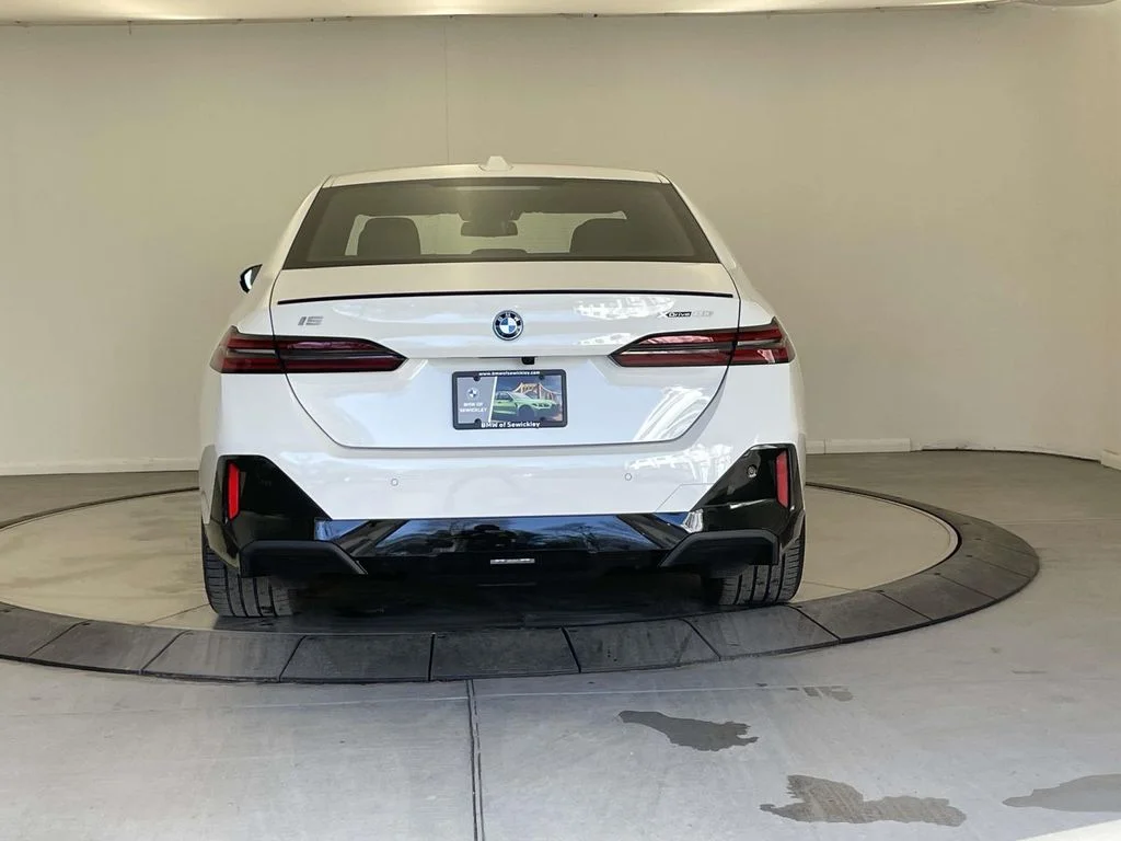 New 2026 White BMW xDrive40 image 4