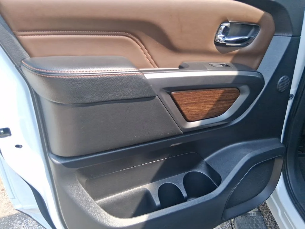 Used 2016 White Nissan Platinum Reserve image 13