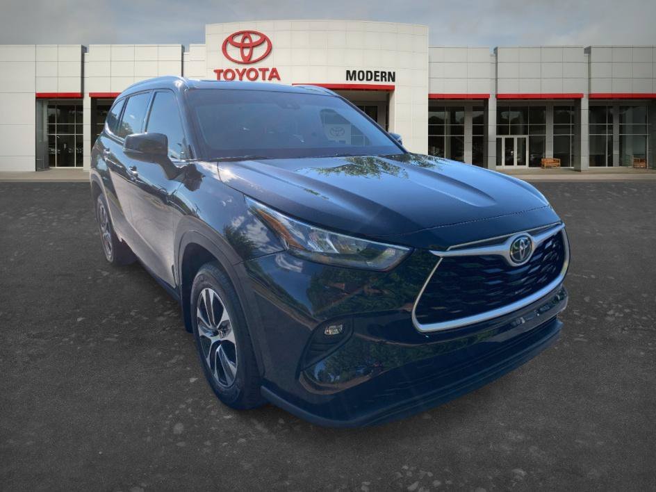 Certified Used 2020 Midnight Black Metallic Toyota XLE image 3
