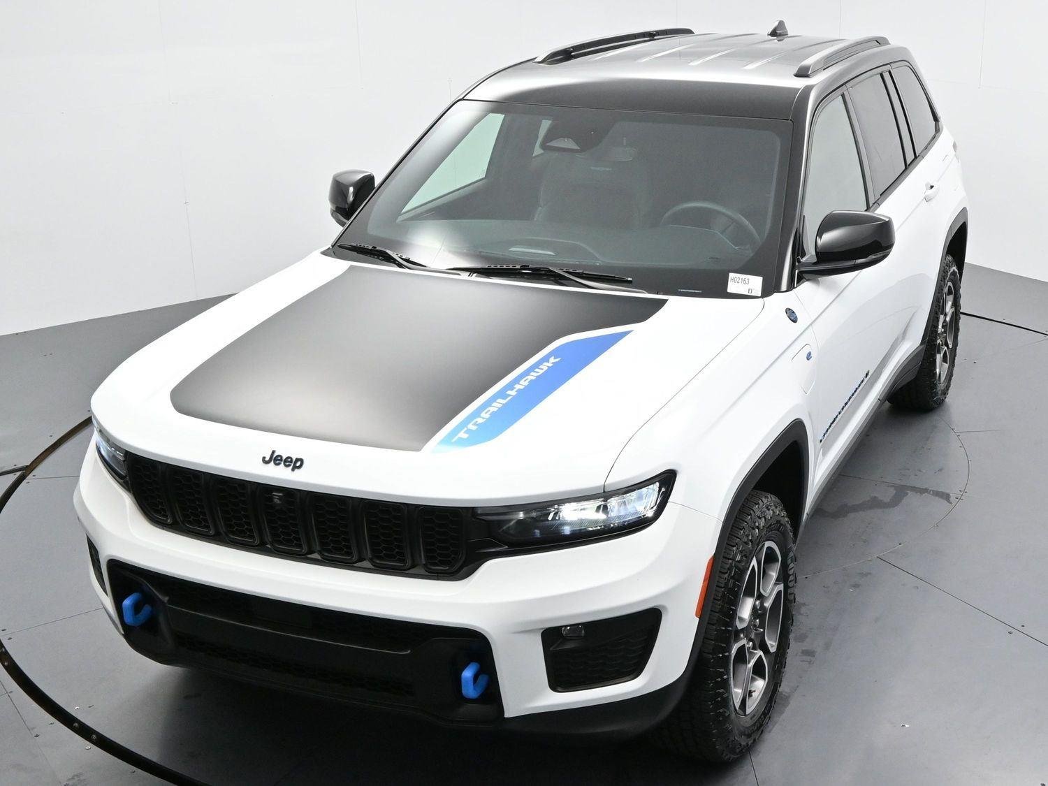 Used 2022 Bright White Clearcoat Jeep Trailhawk image 41