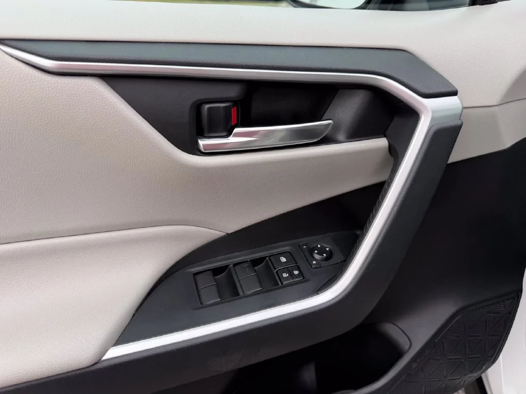 Used 2020 White Toyota XLE image 5