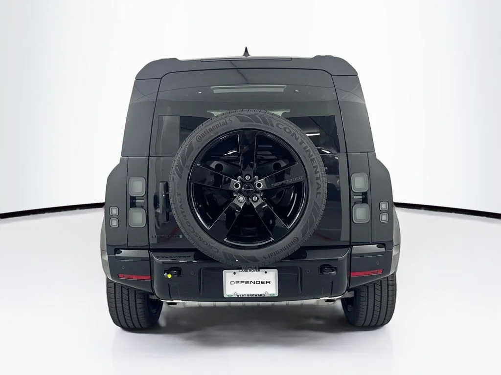 New 2026 Santorini Black Land Rover X-Dynamic SE image 6