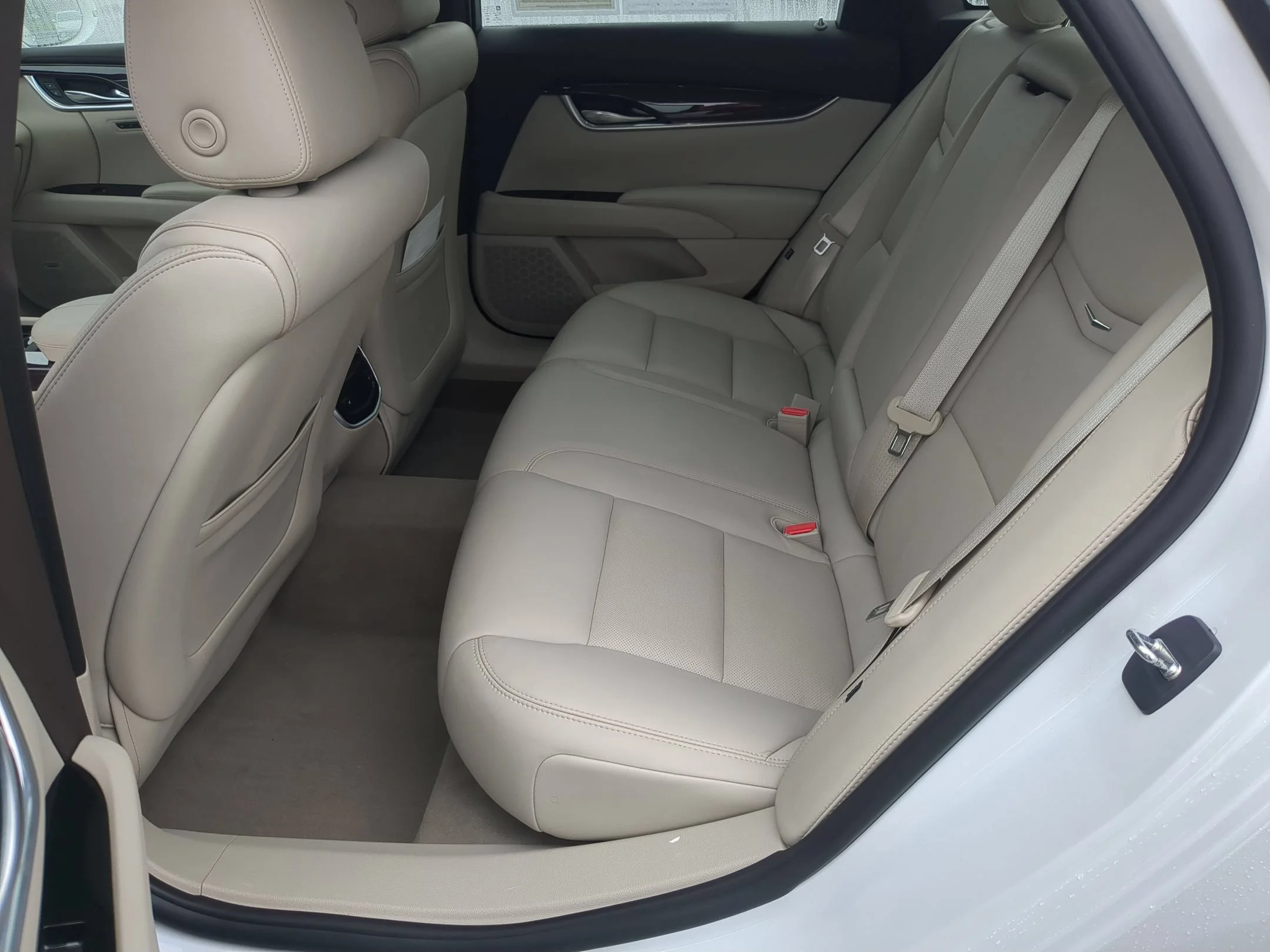 Used 2016 Crystal White Tricoat Cadillac Luxury Collection image 23