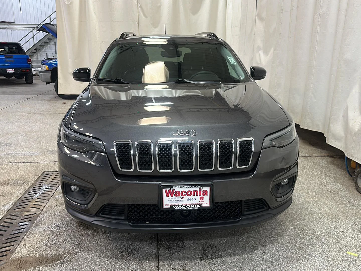 Used 2022 Granite Crystal Metallic Clearcoat Jeep Latitude Lux image 8