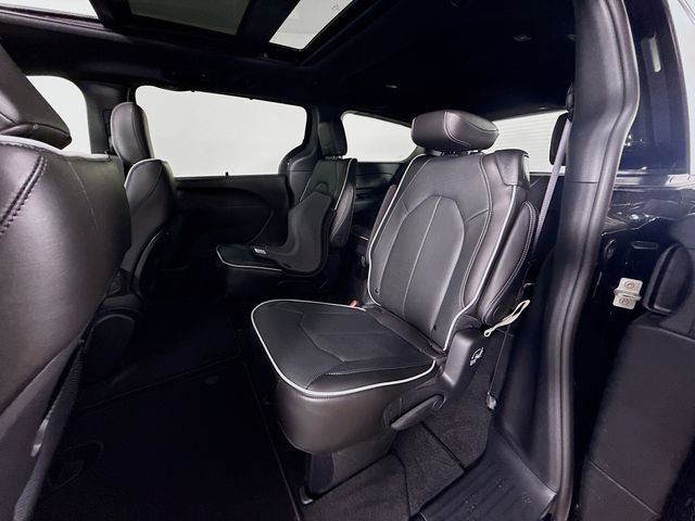 New 2027 Diamond Black Crystal Pearl-Coat Exterior Paint Chrysler Limited image 25