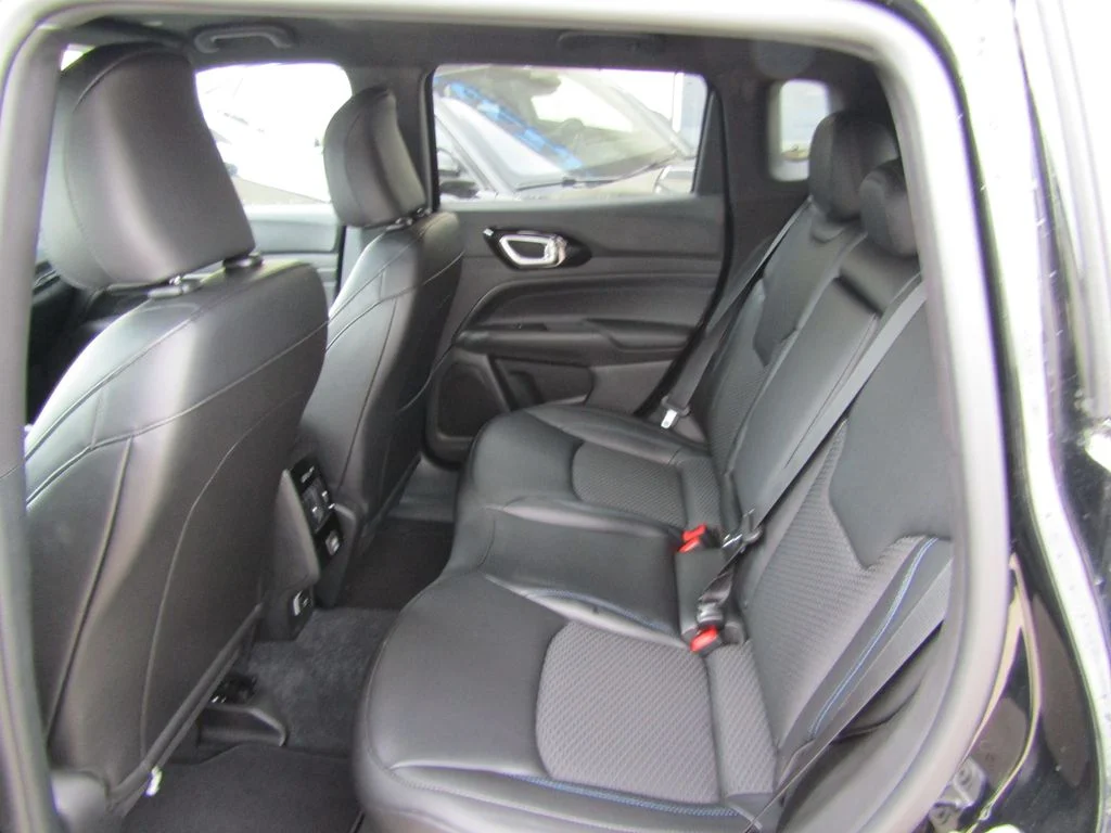 New 2026 Diamond Black Crystal Pearlcoat Jeep Latitude image 29