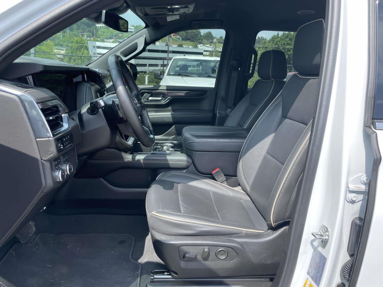 Used 2025 Summit White GMC Elevation image 15
