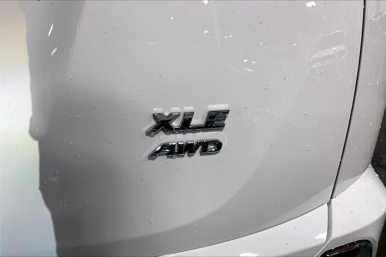 Used 2018 Super White Toyota XLE image 10