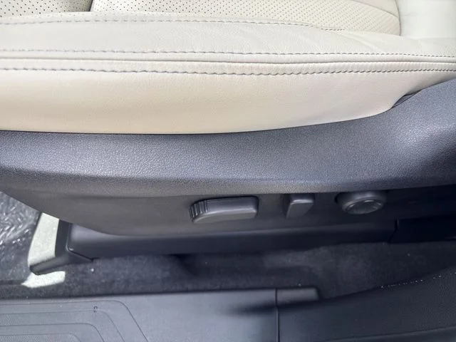 New 2026 CRYSTAL WHITE PEARL Subaru Limited 7-Passenger image 12