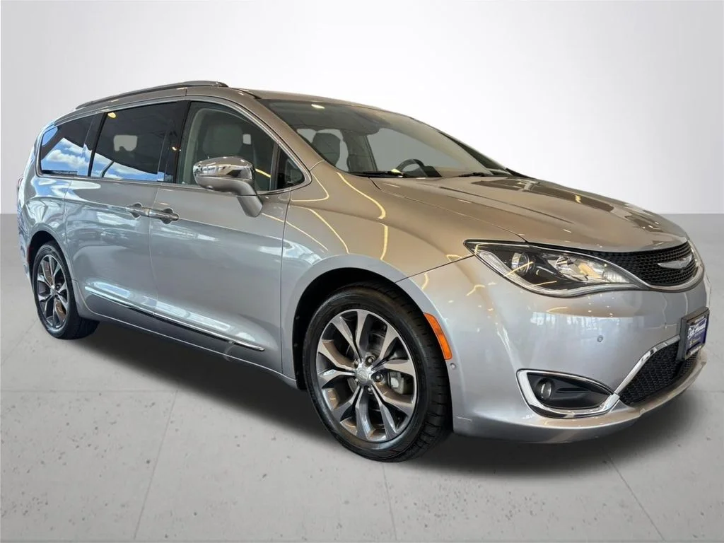 Used 2017 Silver Chrysler Limited image 5