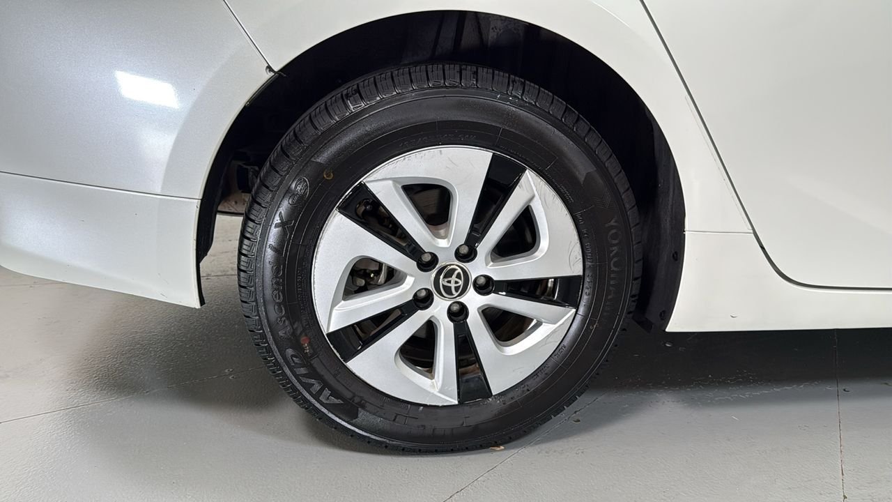 Used 2016 White Toyota Four image 22