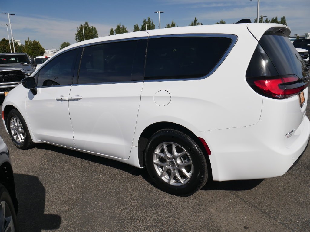 Certified Used 2025 White Chrysler Select image 19