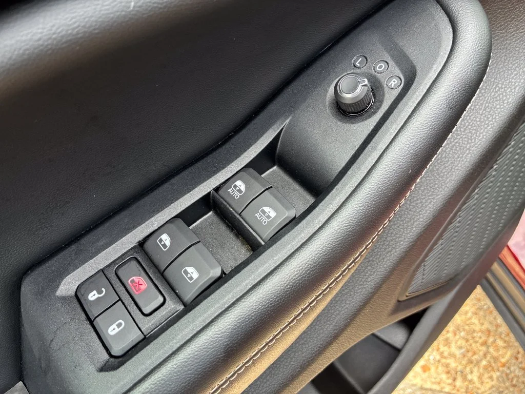 Used 2024 Red Jeep Altitude image 27