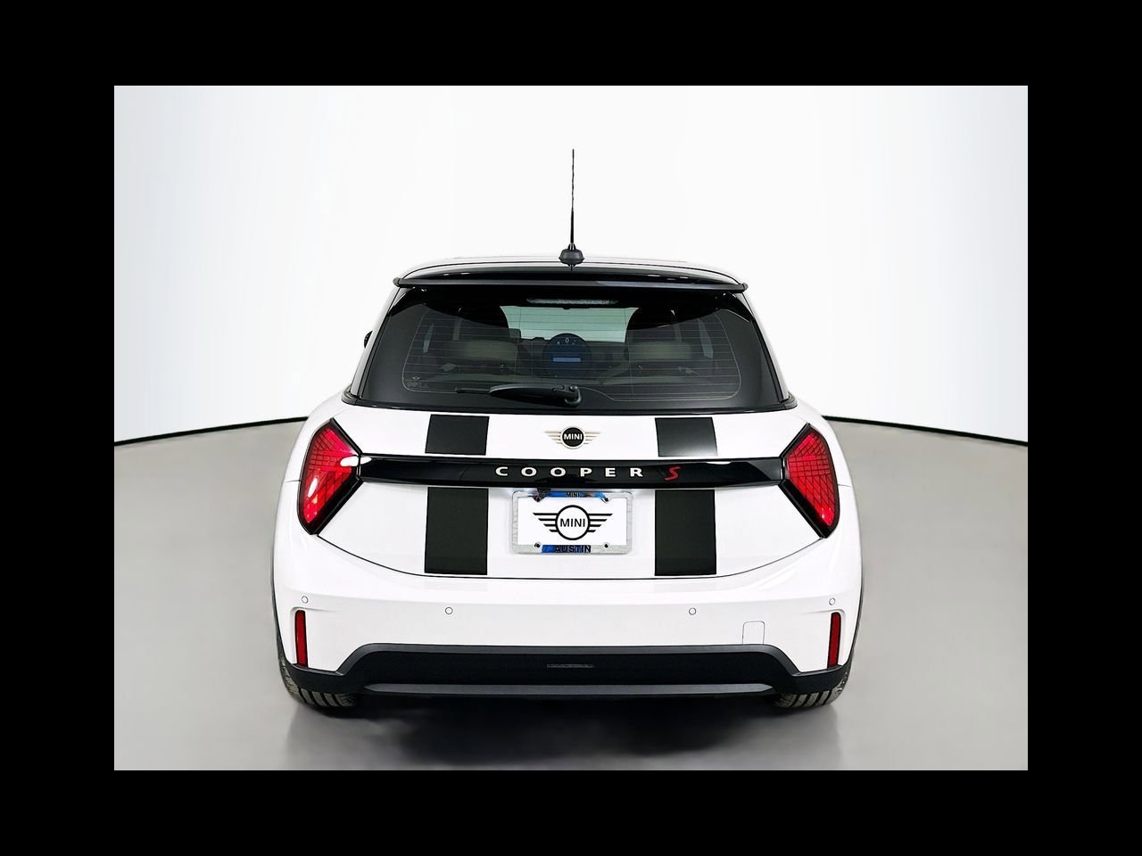 New 2026 Nanuq White Metallic MINI ICONIC image 6