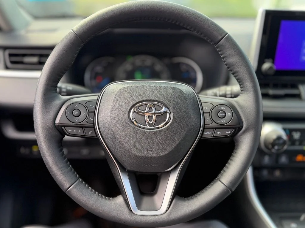 Used 2025 White Toyota XLE image 7