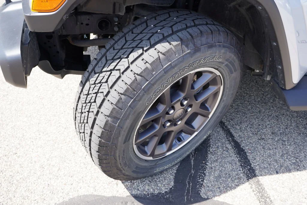 Used 2022 Silver Zynith Clearcoat Jeep Overland image 13