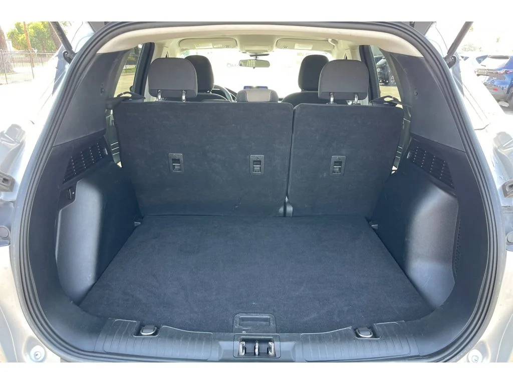 Used 2022 ICONIC SILVER Ford SE image 18