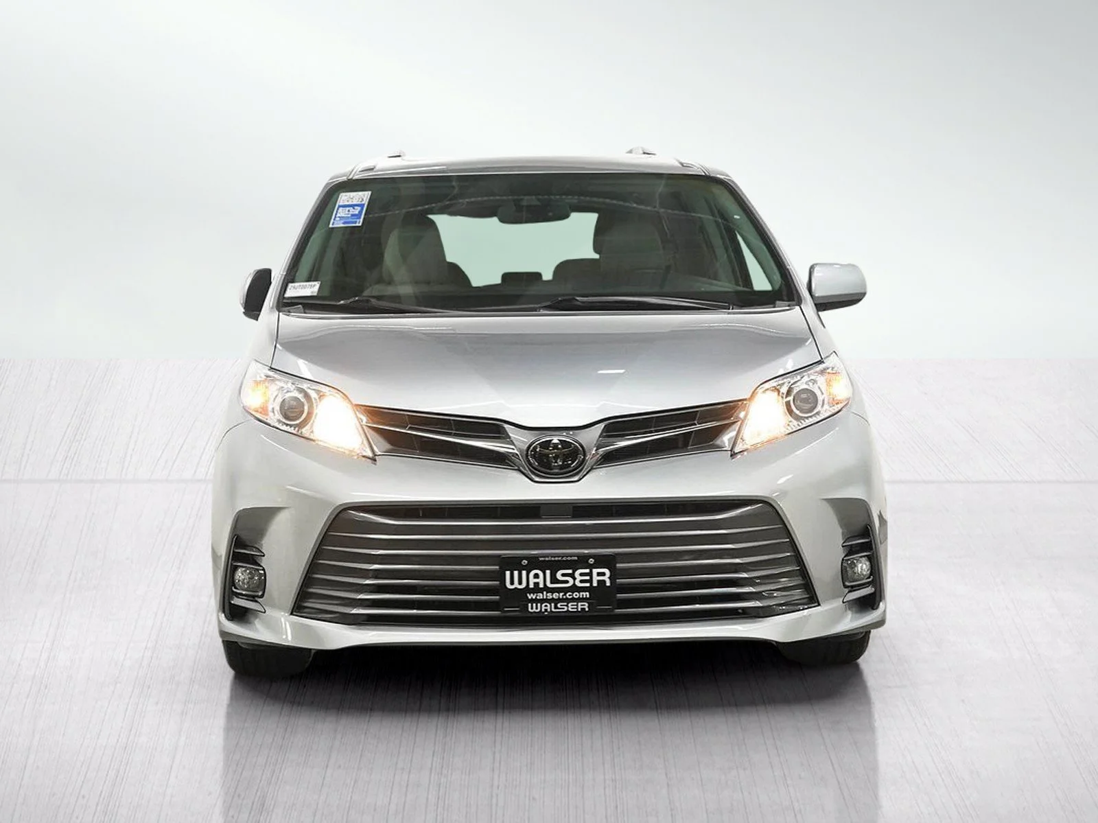 Used 2018 Silver Sky Metallic Toyota XLE Premium FWD 8-Passenger image 10