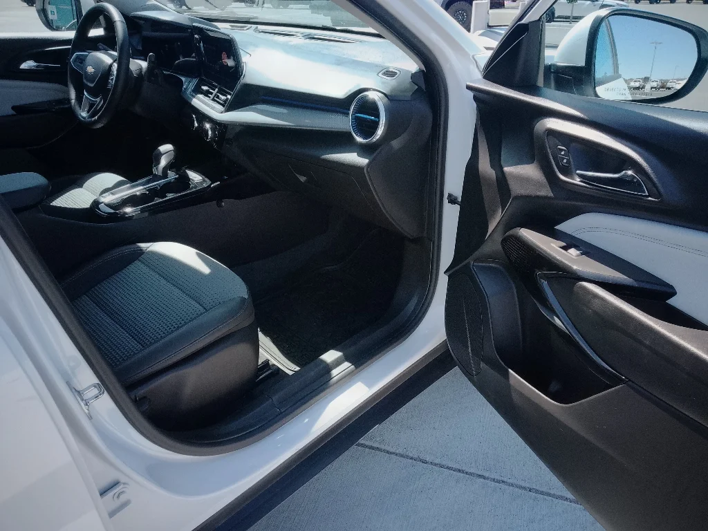 Used 2025 Summit White Chevrolet LT image 14