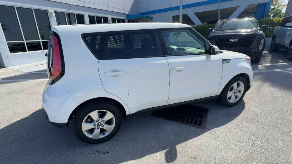 Used 2018 White Kia Base image 8