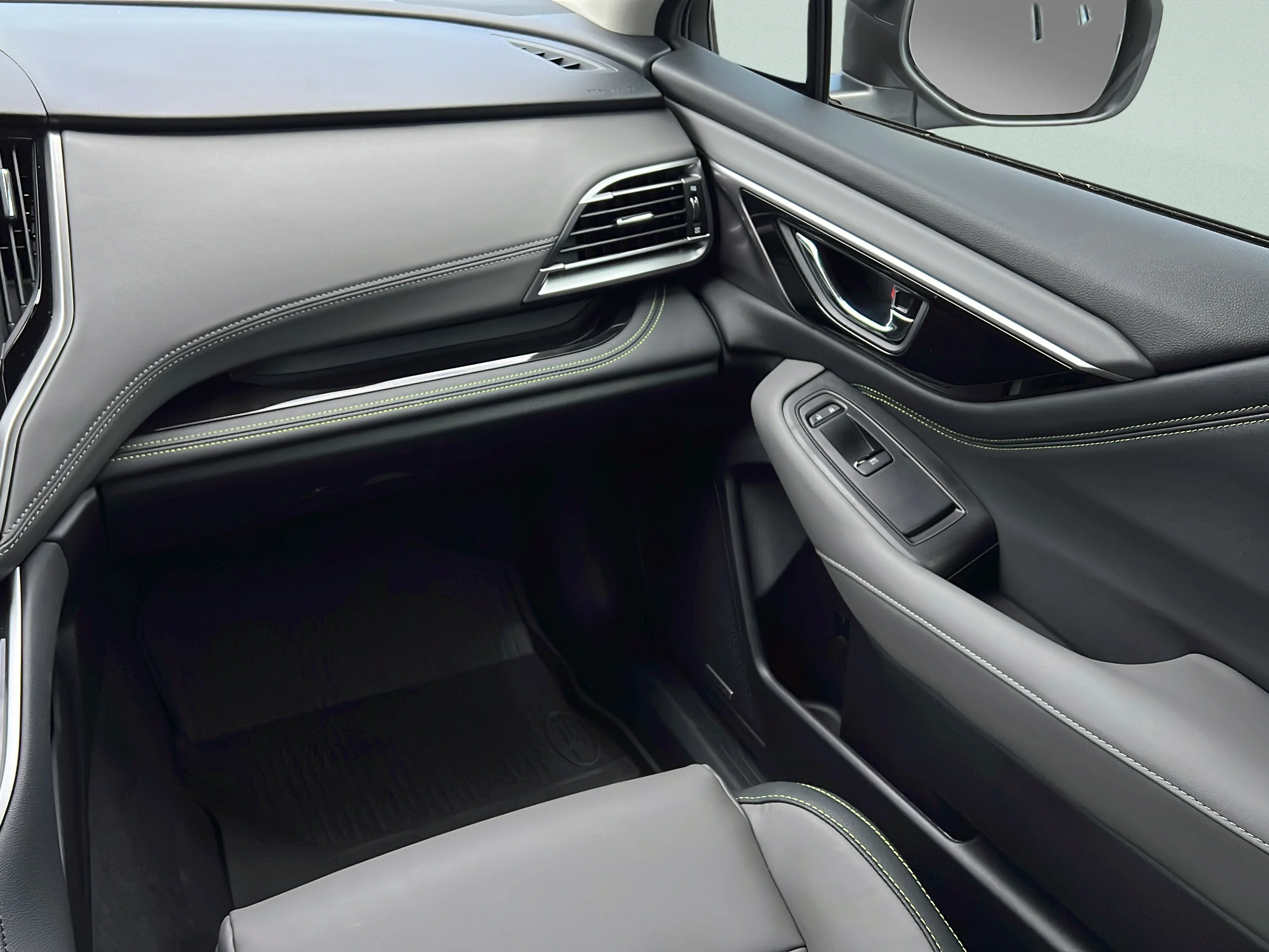 Used 2025 Ice Silver Metallic Subaru Onyx Edition image 13