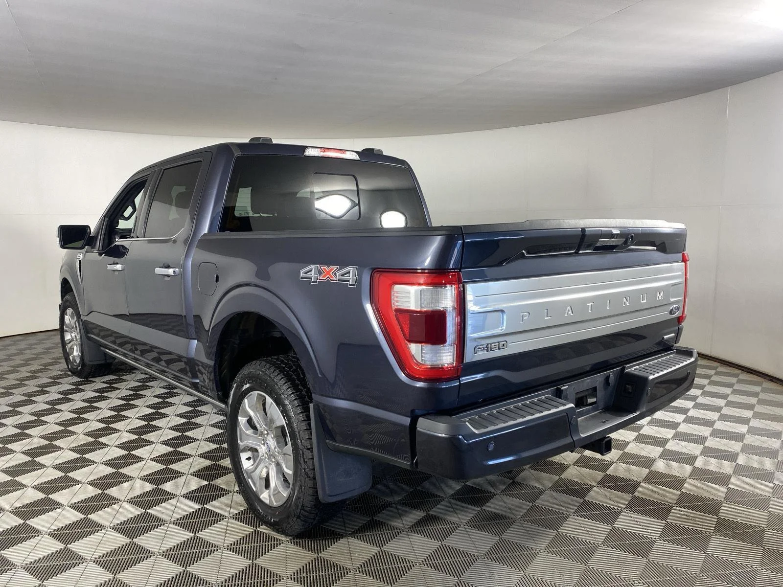 Used 2021 Smoked Quartz Metallic Tinted Clearcoat Ford Platinum image 8