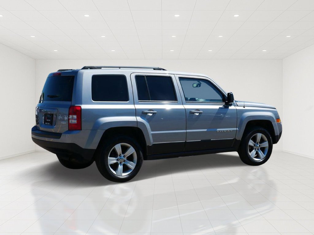 Used 2015 Silver Jeep Latitude image 3