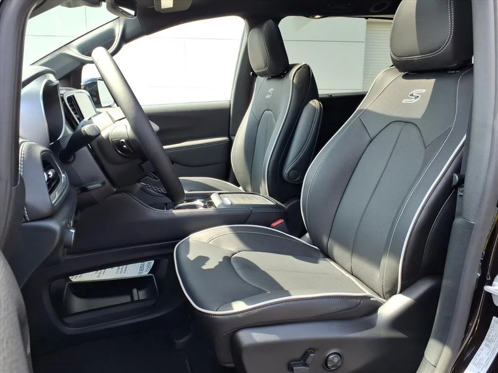 2026 Chrysler Pacifica Limited - Photo 6