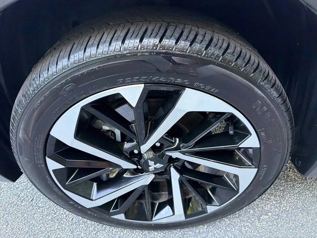 Used 2024  Mitsubishi SE image 11