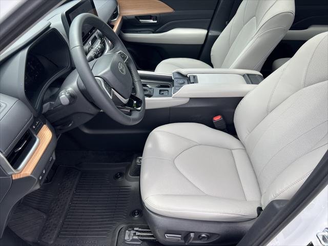 Certified Used 2025 WIND CHILL PEARL Toyota Limited image 20