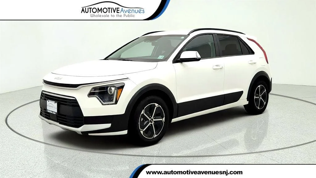 Used 2024 Snow White Pearl Kia EX FWD image 1