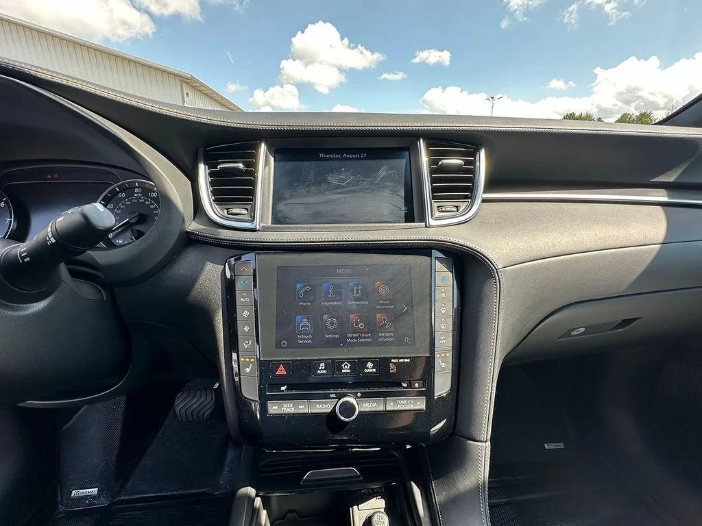 Used 2023 White INFINITI LUXE image 33