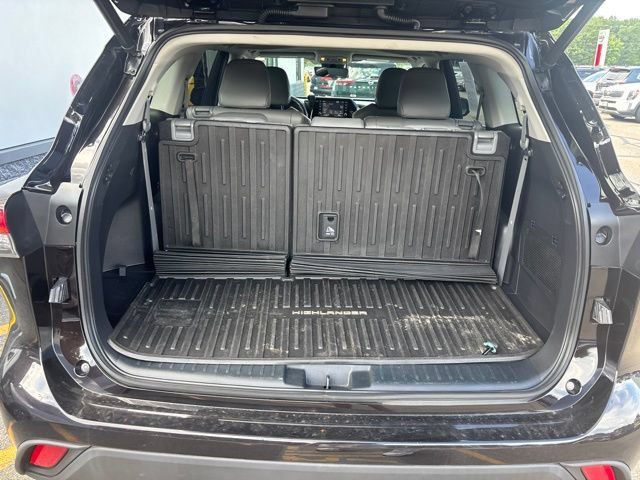 Used 2022 Amber Toyota XLE image 9