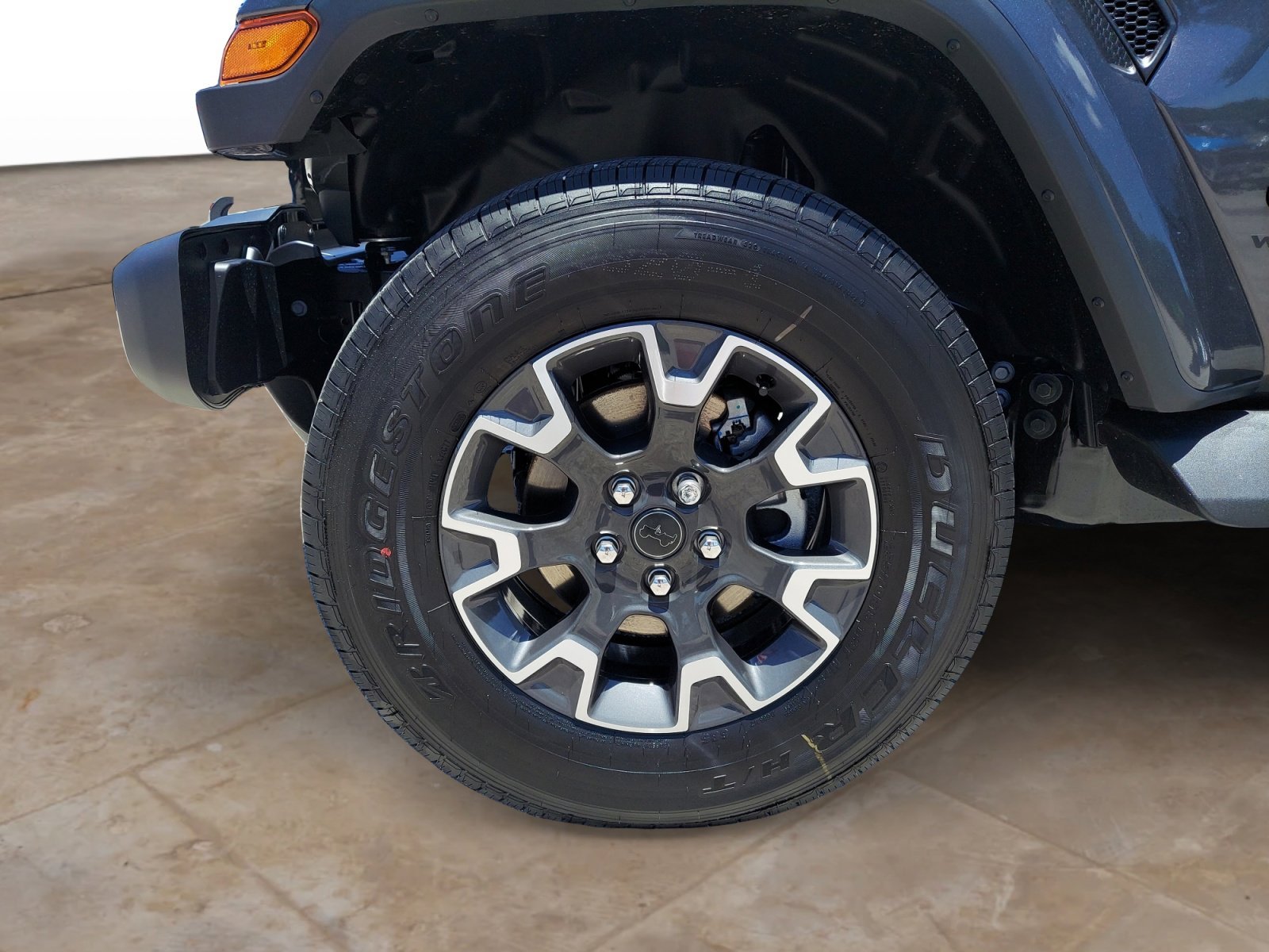 New 2026 Granite Crystal Metallic Clearcoat Jeep Sahara image 30