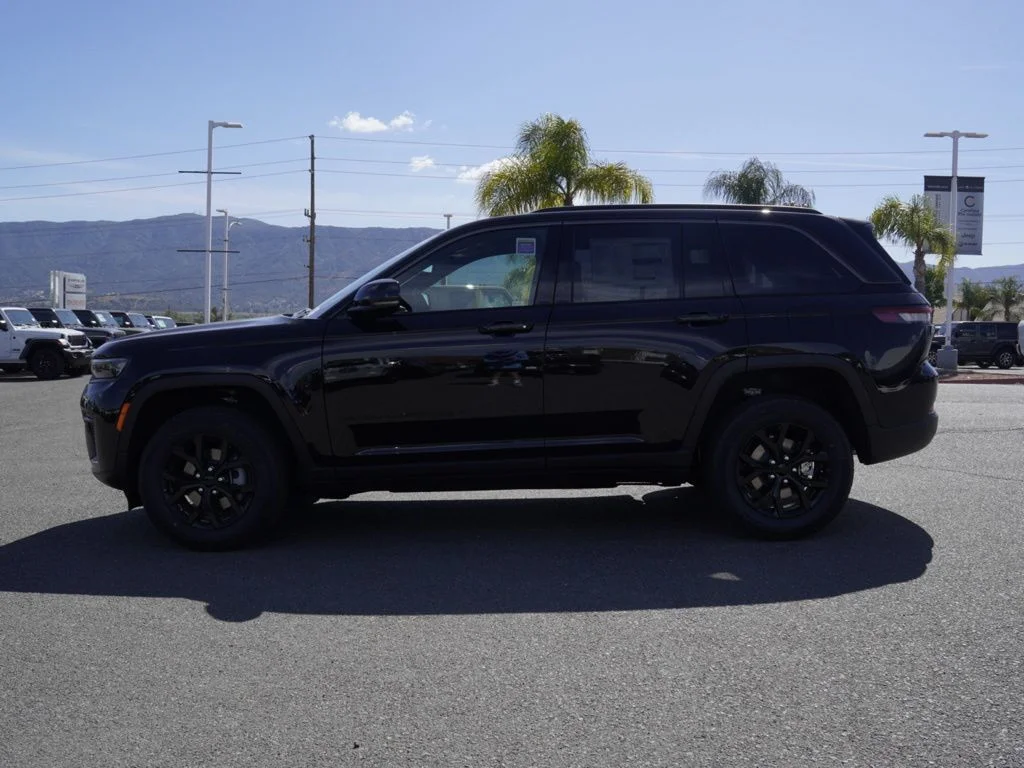 New 2026 Diamond Black Crystal Pearl-Coat Exterior Paint Jeep Laredo Altitude image 6