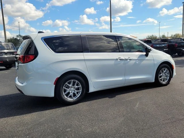 2026 Chrysler Voyager LX - Photo 7