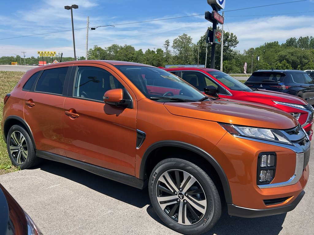 New 2026 Sunshine Orange Metallic Mitsubishi SE image 3