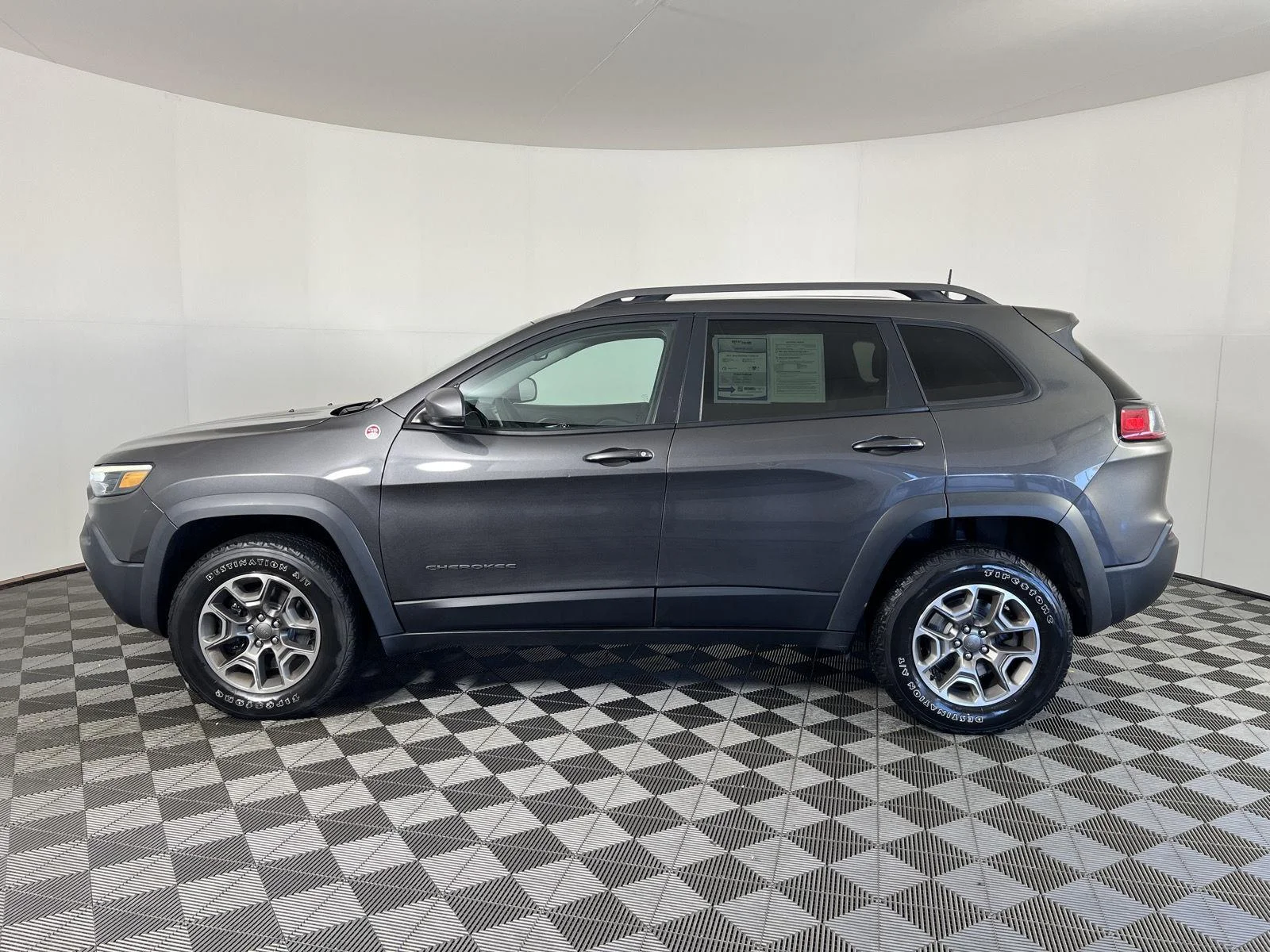 Used 2021 Granite Crystal Metallic Clearcoat Jeep Trailhawk image 6