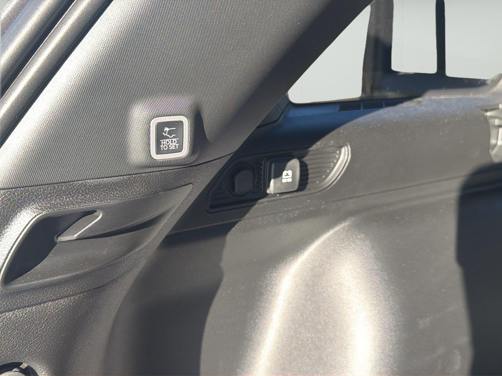 Used 2025  Jeep Limited image 19