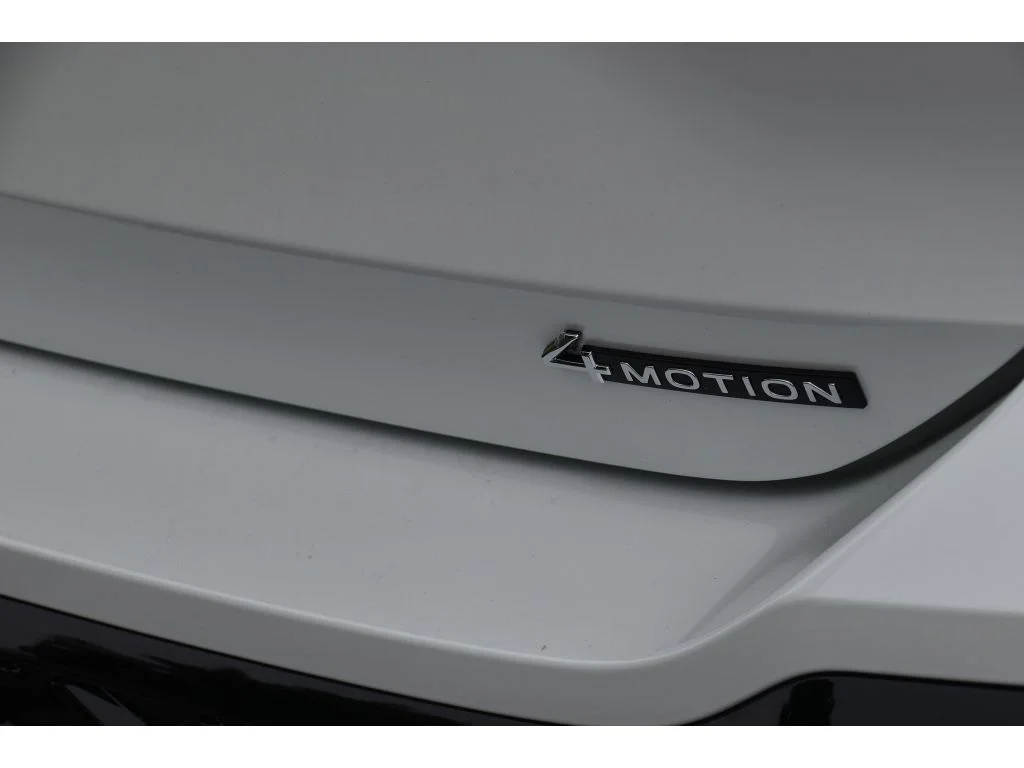 Used 2025 Opal White Pearl Volkswagen SE R-Line Black image 28