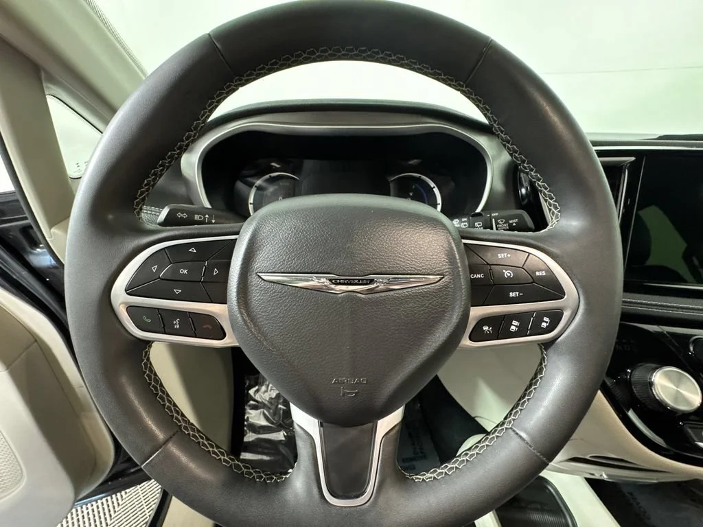 Used 2023 Black Chrysler Touring L image 29