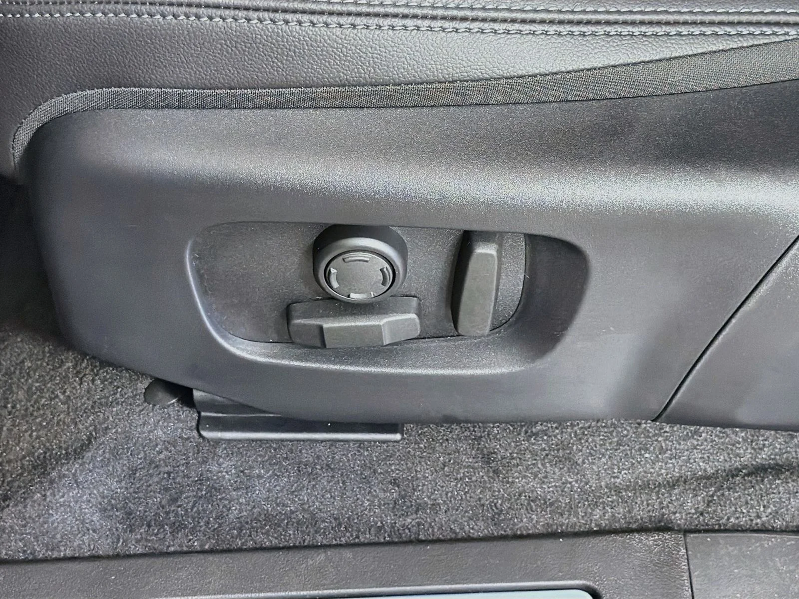New 2026 Corinthian Bron Land Rover Hoxton Edition image 24