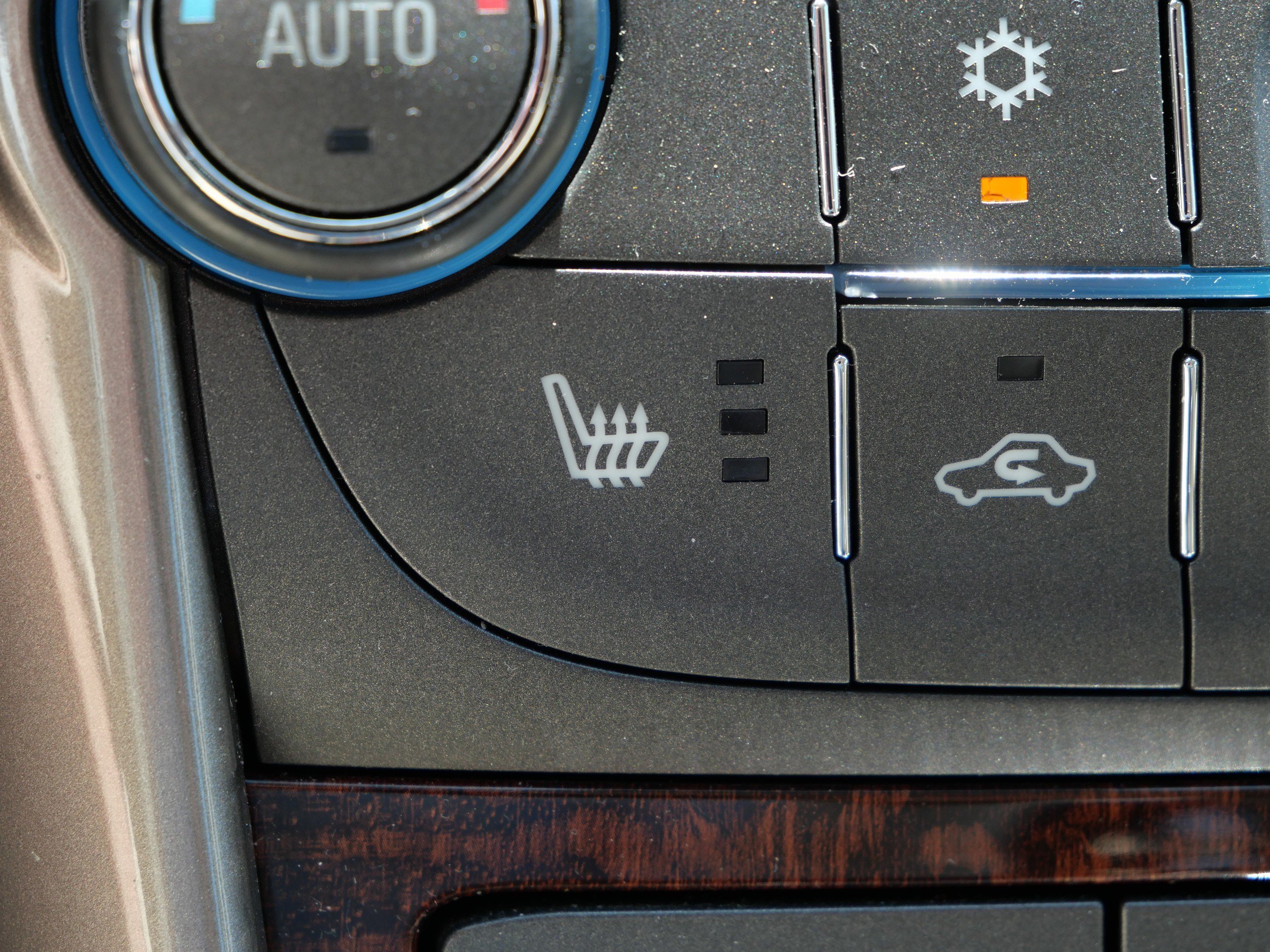 Used 2013 White Diamond Tricoat Chevrolet ECO image 31