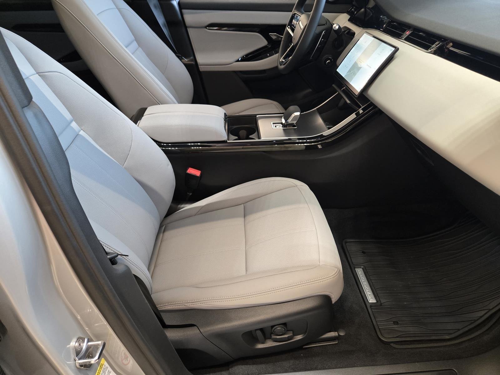 New 2026 Seoul Pearl Silver Land Rover Core S image 45