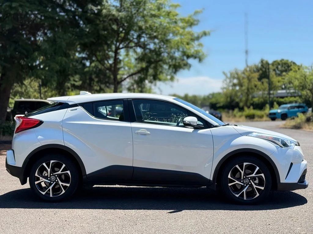 Used 2018 White Toyota XLE Premium image 6