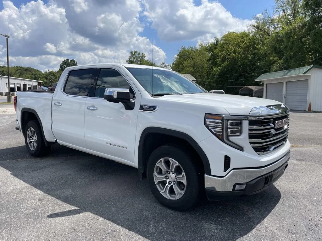 Used 2025 Summit White GMC SLT image 4
