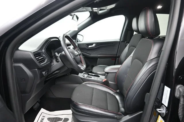 Used 2025 Agate Black Metal Ford ST-Line image 9