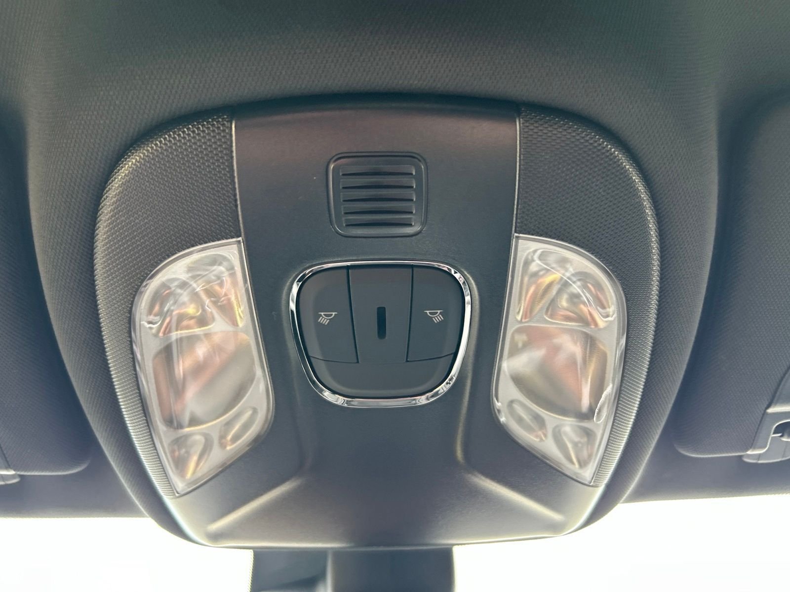 New 2026 Bright White Clearcoat Jeep Latitude image 29