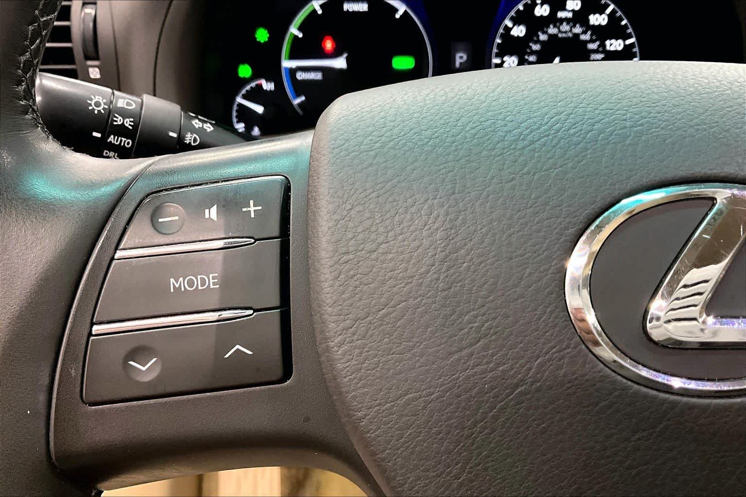 Used 2010 Starfire Pearl Lexus  image 23