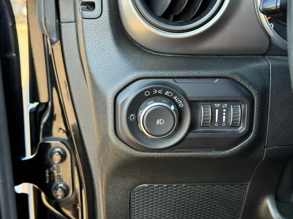 Used 2018 Black Jeep Unlimited Sport S image 18
